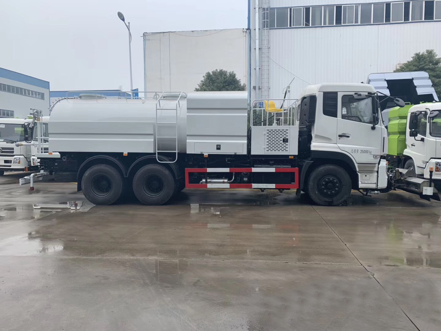 13方東風(fēng)天龍 后雙橋路面清洗車 13方東風(fēng)天龍 后雙橋路面清洗車