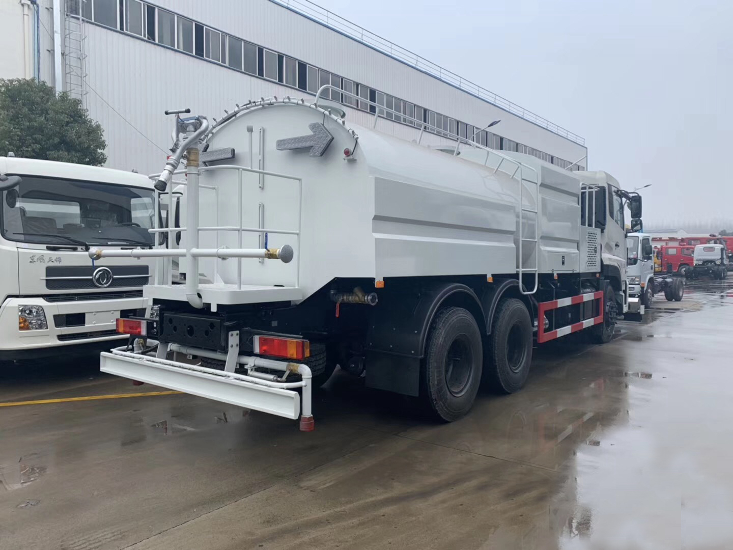 13方東風(fēng)天龍 后雙橋路面清洗車 13方東風(fēng)天龍 后雙橋路面清洗車