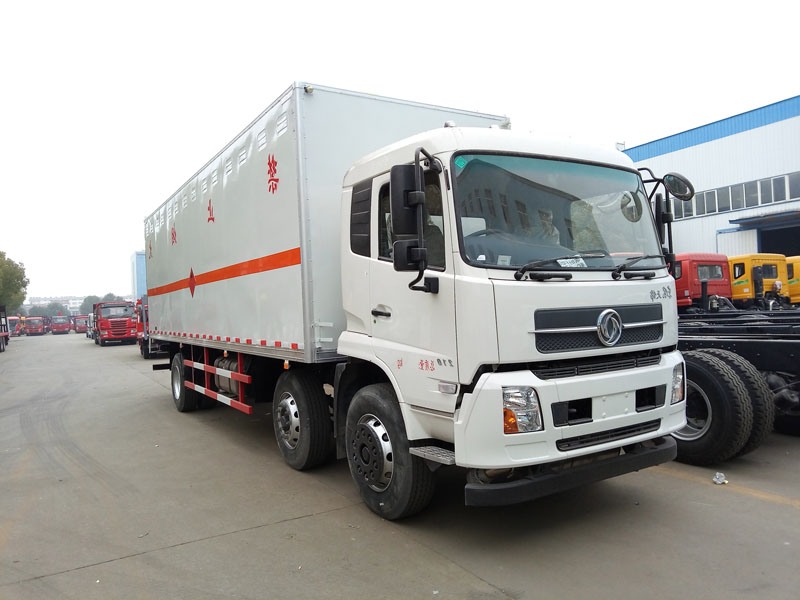 東風(fēng)天錦8.6米（14.8噸）液體廂式車