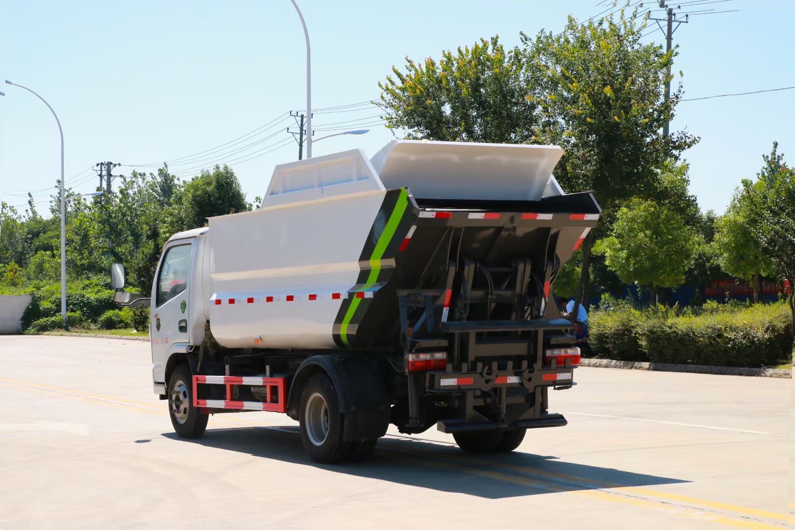 東風(fēng)小多利卡無(wú)泄漏后掛桶垃圾車 東風(fēng)小多利卡無(wú)泄漏后掛桶垃圾車
