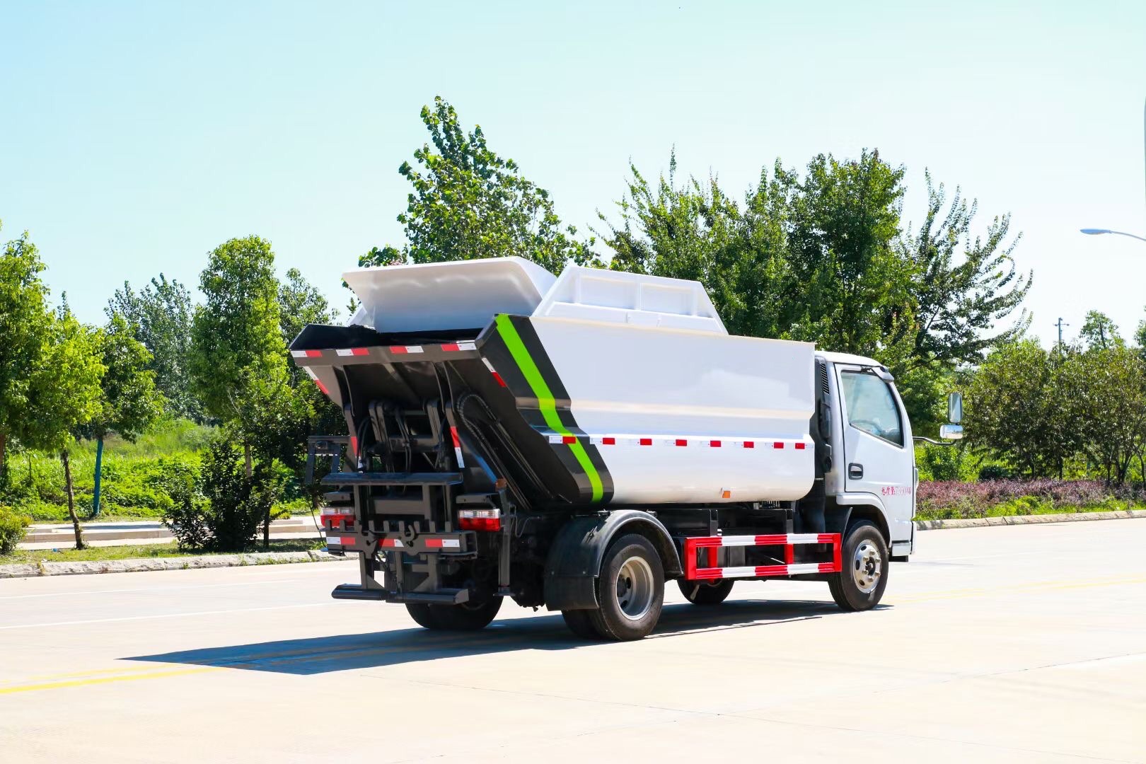 東風(fēng)小多利卡無(wú)泄漏后掛桶垃圾車 東風(fēng)小多利卡無(wú)泄漏后掛桶垃圾車